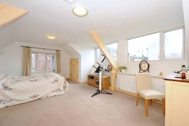 Second floor suite with master bedroom en-suite