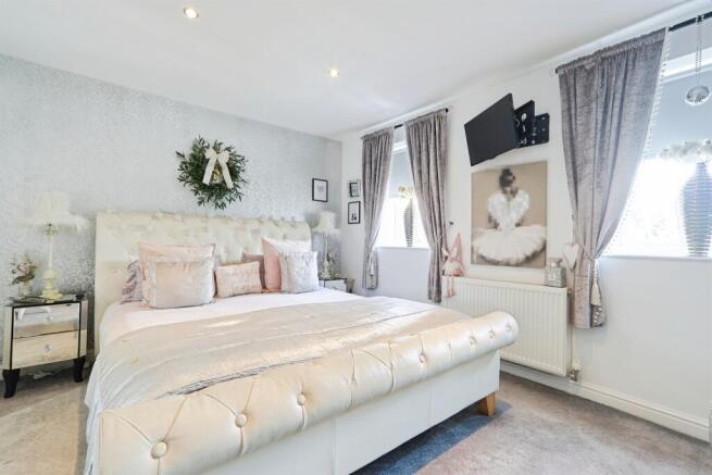 6 bed Detached for sale Image 6