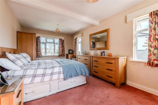 5 bed Detached for sale Image 8