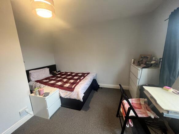 4 bed Semi-Detached to rent Image 11