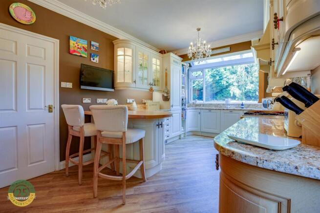 4 bed House for sale Image 5