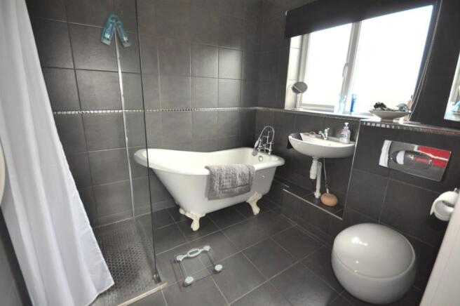 ENSUITE BATH/SHOWER 