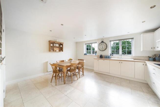 KITCHEN/DINING ROOM