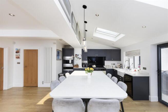 5 bed Detached for sale Image 7