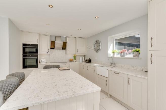 5 bed Detached for sale Image 6