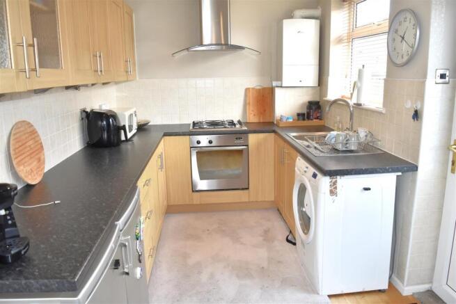 2 bed Semi-Detached Bungalow to rent Image 5