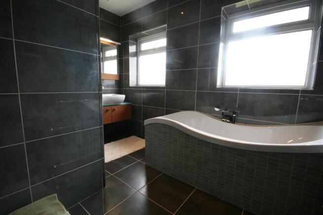 PRINCIPAL BATHROOM SUITE
