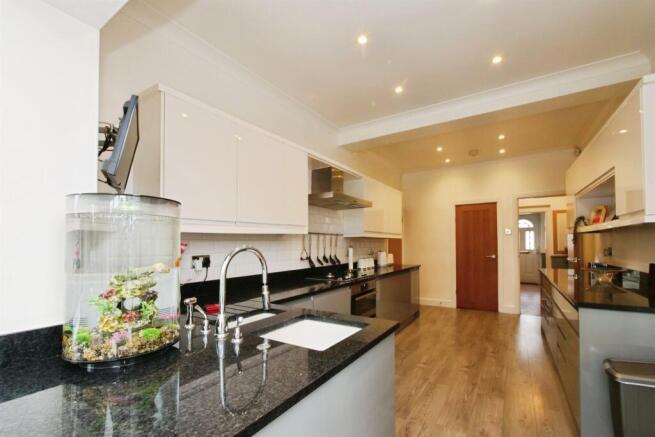 4 bed Semi-Detached for sale Image 8