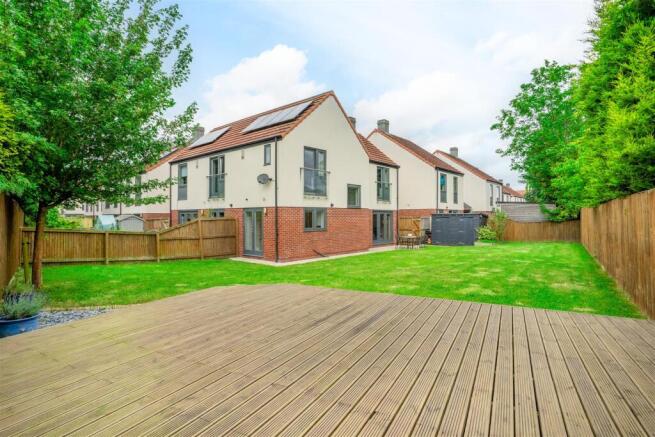 2 bed Semi-Detached to rent Image 4