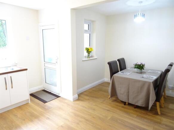 L-Shaped Dining Kitchen