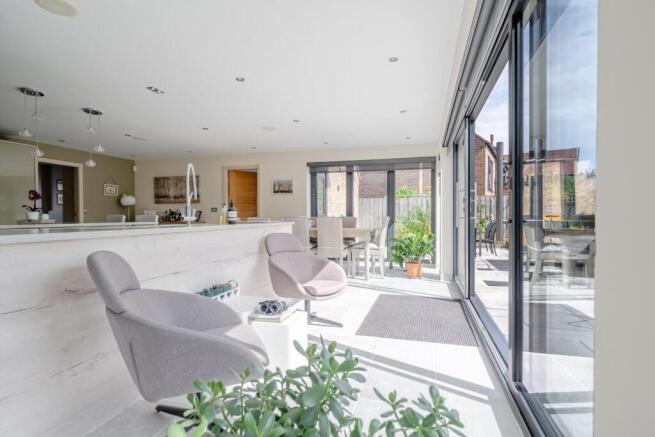 4 bed Detached for sale Image 11