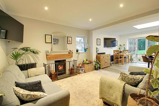 Living Room 1.jpg
