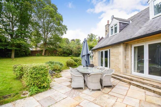 5 bed Detached Bungalow for sale Image 4