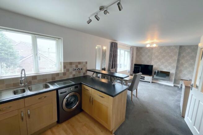 KITCHEN/LIVING ROOM
