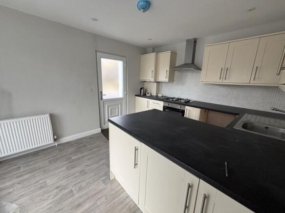 2 bed End of Terrace to rent Image 5