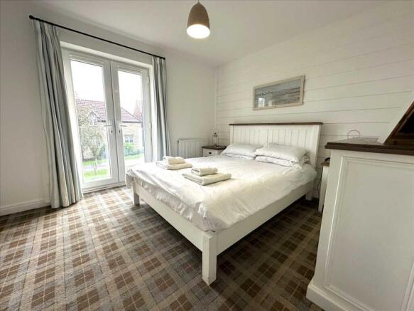 Bedroom (rear)