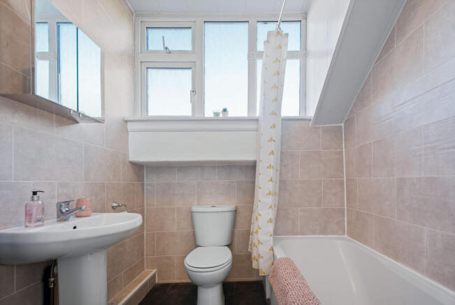 4 bed House to rent Image 10