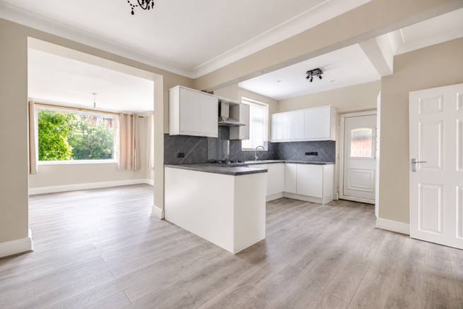 5 bed Semi-Detached for sale Image 3