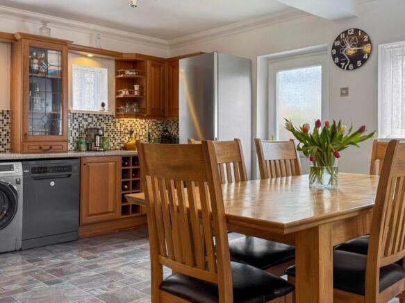 4 bed Detached for sale Image 7