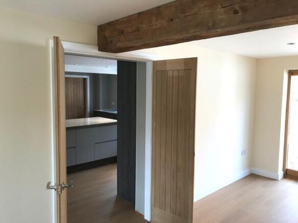 4 bed Semi-Detached to rent Image 8