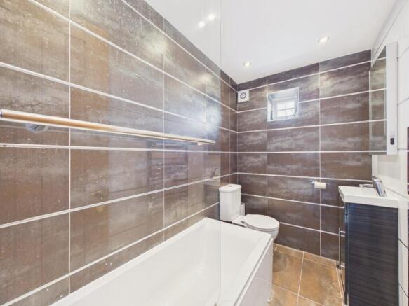 4 bed Detached for sale Image 8