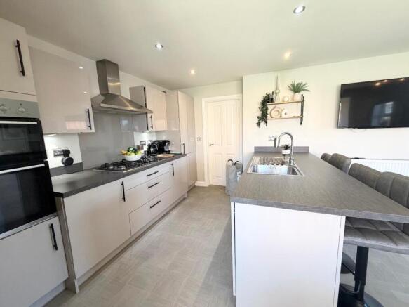 4 bed Detached for sale Image 7
