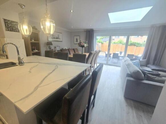 4 bed Semi-Detached for sale Image 4