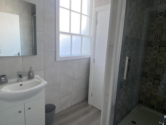 3 bed Flat to rent Image 12