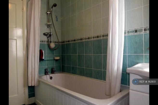 Family Bathroom (b)