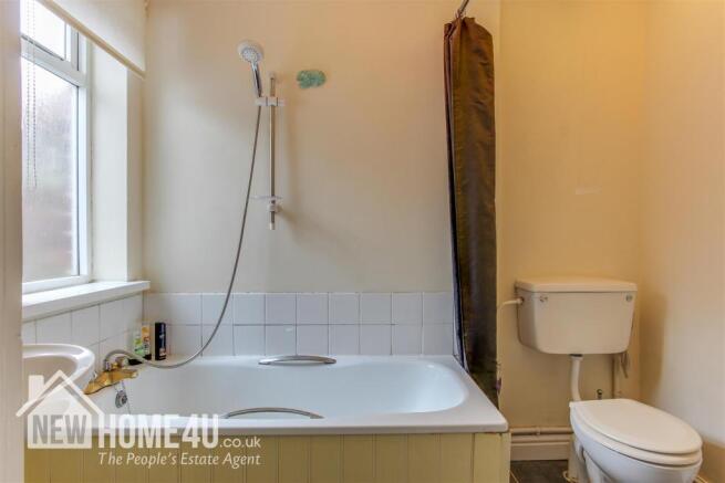 FAMILY BATHROOM: