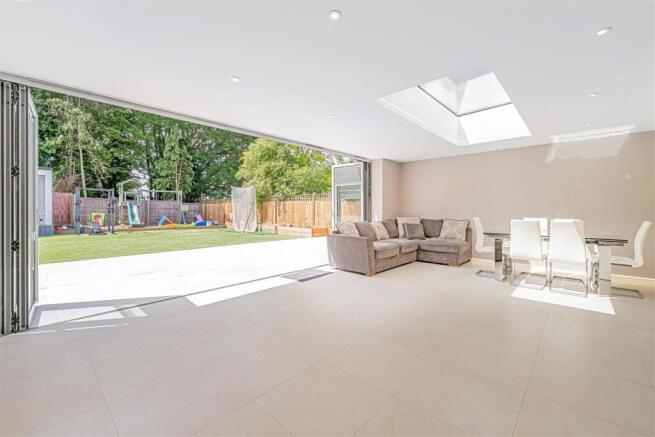 8 Devitt Close, ASHTEAD, KT21_LOW RES8.jpg
