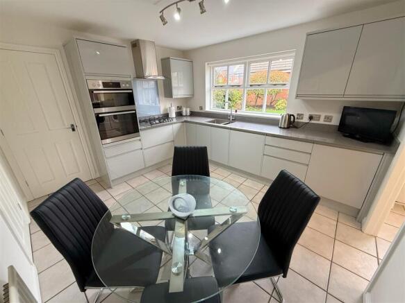 Wellington Drive, Stratford-upon-Avon photo 4
