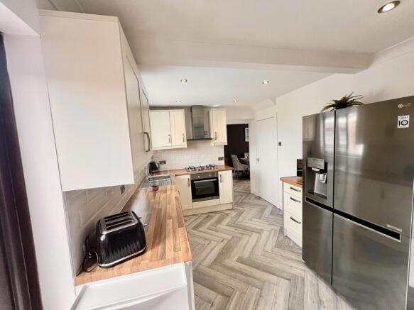 4 bed Semi-Detached for sale Image 11