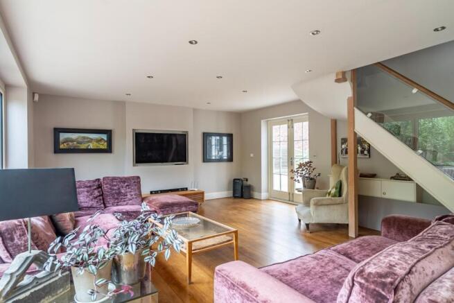 5 bed Detached for sale Image 4