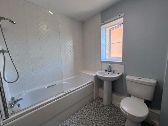3 8 Hickling Close bathroom.jpg