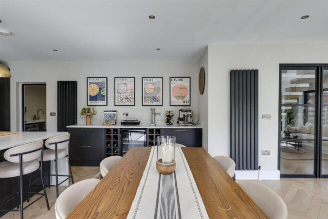 4 bed Detached for sale Image 9