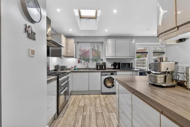 4 bed Semi-Detached for sale Image 6