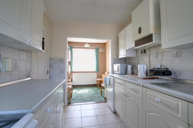 KITCHEN/BREAKFAST AREA