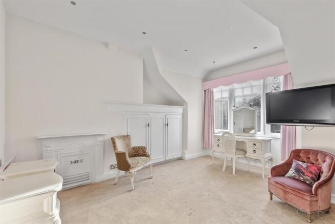 3 bed Apartment for sale Image 9