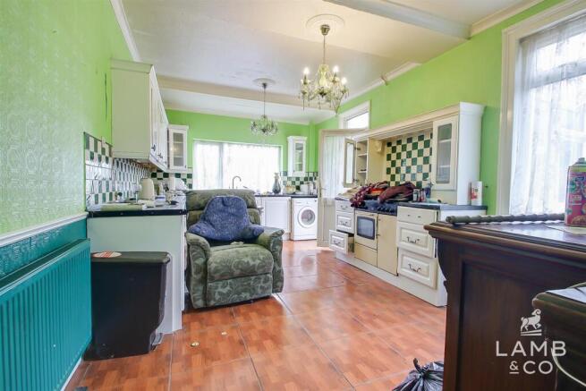 KITCHEN/DINING ROOM