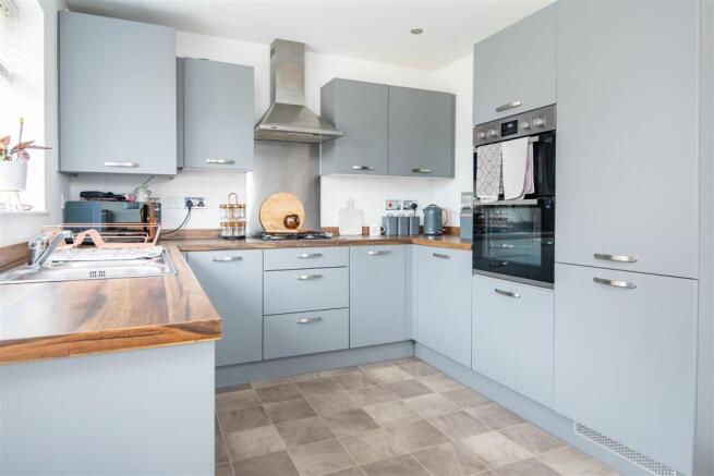 Kitchen & Dining
