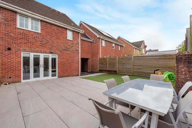 7 Hanbury Grove-17.jpg