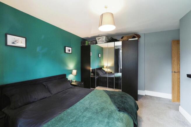 Large Double Master Bedroom with Bay