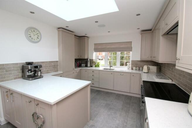 KITCHEN 2.JPG