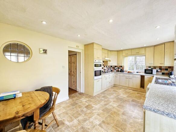 5 bed Detached for sale Image 7