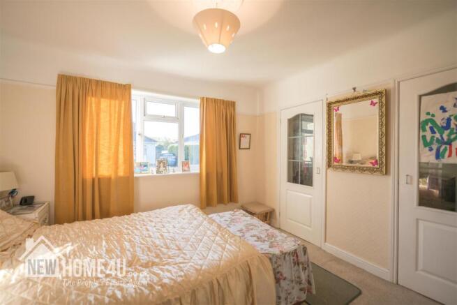 MASTER BEDROOM: