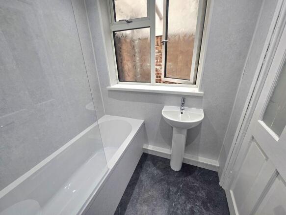 2 bed End of Terrace to rent Image 9