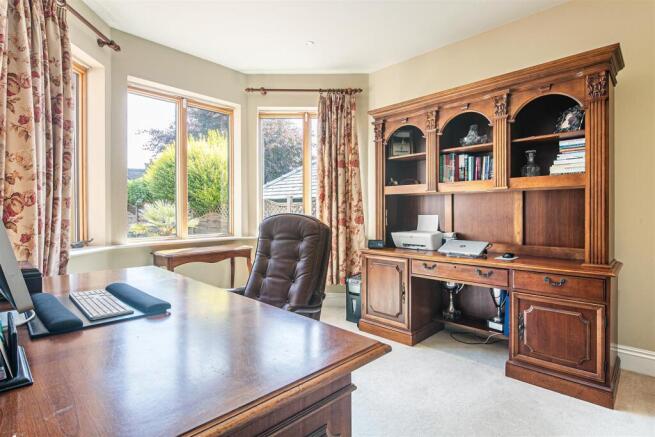 5 bed Detached for sale Image 11