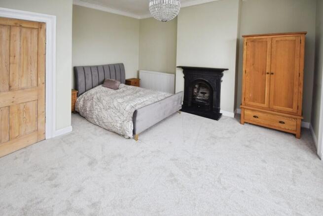 5 bed Semi-Detached for sale Image 8