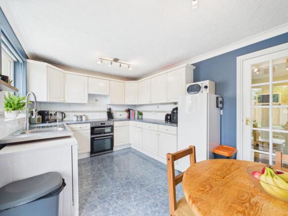 KITCHEN / DINING ROOM